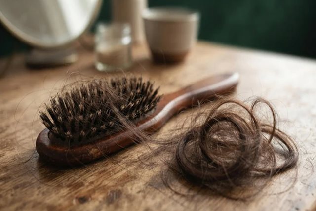 Rụng tóc hơn 100 sợi mỗi ngày có đáng lo?